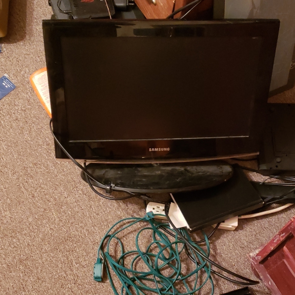 22 flatscreen  lcd with hdmij